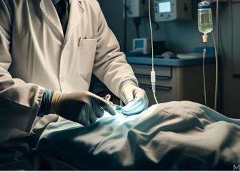 मोबाइल टॉर्च की रोशनी में नसबंदी, महिलाओं ने किया हंगामा, डॉक्टर ने लगा दी फटकार