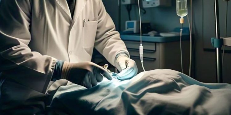 मोबाइल टॉर्च की रोशनी में नसबंदी, महिलाओं ने किया हंगामा, डॉक्टर ने लगा दी फटकार