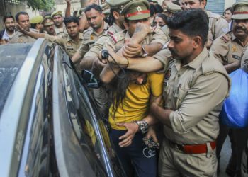 पति के टुकड़े करने वाली पत्नी और उसके प्रेमी पर फूटा वकीलों का गुस्सा, कोर्ट से निकलते ही पिटाई