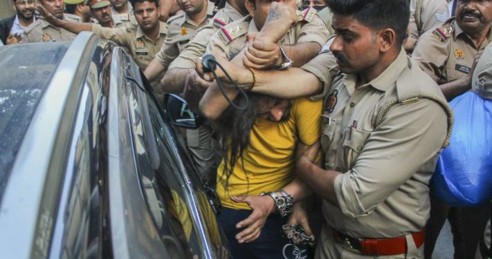 पति के टुकड़े करने वाली पत्नी और उसके प्रेमी पर फूटा वकीलों का गुस्सा, कोर्ट से निकलते ही पिटाई