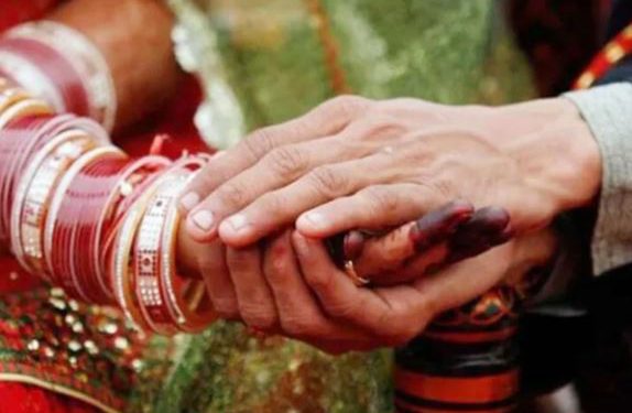 नौ महिलाओं को झांसा देकर शादी करने का आरोपी गिरफ्तार, खुद को बताता था अधिकारी