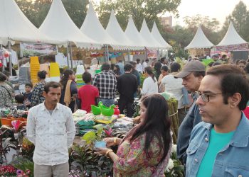 पुष्पोत्सव 2025 के दूसरे दिन उमड़ी दर्शकों की भारी भीड़, अतीत व भविष्य की लेजर से प्रस्तुति