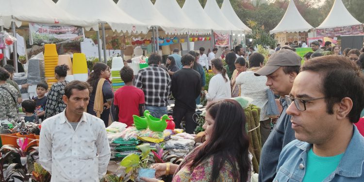 पुष्पोत्सव 2025 के दूसरे दिन उमड़ी दर्शकों की भारी भीड़, अतीत व भविष्य की लेजर से प्रस्तुति