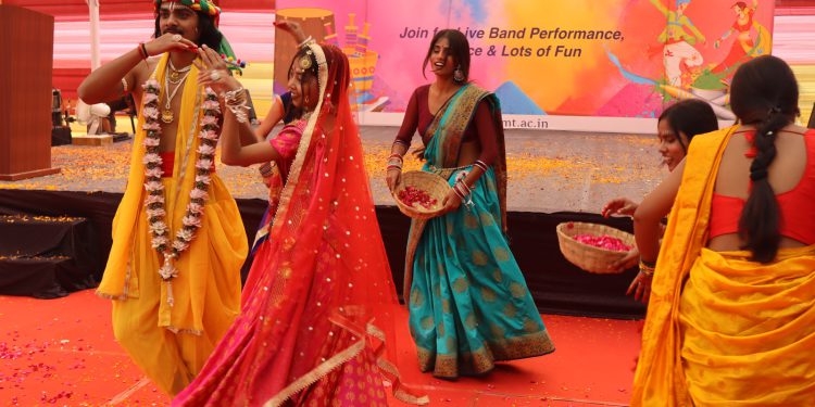 HIMT ग्रुप ऑफ इंस्टिट्यूशंस ने लाइव बैंड परफॉरमेंस और सांस्कृतिक कार्यक्रमों के साथ मनाया होली का भव्य उत्सव