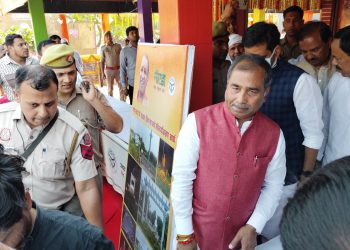 शिल्प हाट में ग्रेटर नोएडा प्राधिकरण के स्टाल का मंत्री ने किया निरीक्षण