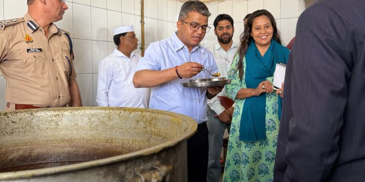 जिले के अधिकारियों ने किया लुक्सर जेल का निरीक्षण, बंदियों को मिलने वाली सुविधाओं व खाने को खाकर परखा