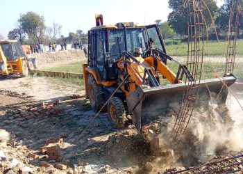 ग्रेनो प्राधिकरण ने तिलपता में अतिक्रमण पर चलाया बुल्डोजर,10 हजार वर्ग मीटर जमीन को कराया अतिक्रमण मुक्त