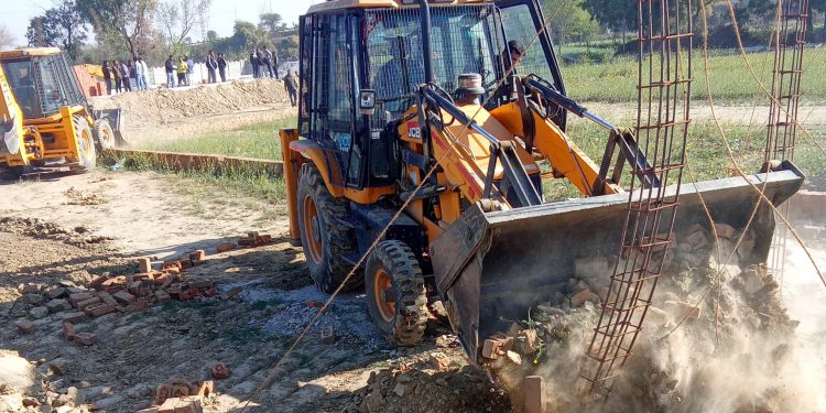 ग्रेनो प्राधिकरण ने तिलपता में अतिक्रमण पर चलाया बुल्डोजर,10 हजार वर्ग मीटर जमीन को कराया अतिक्रमण मुक्त