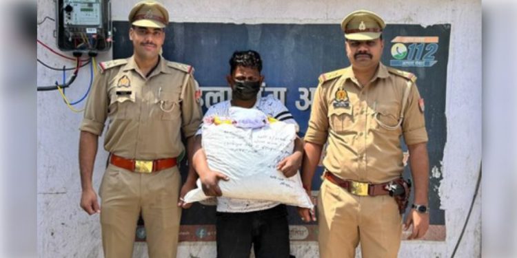 नोएडा में 1 लाख का गांजा पकड़ा: उड़ीसा समेत अन्य राज्यों से लाते थे, मजदूरों को बेचते थे