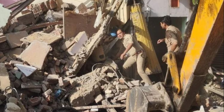 आगरा में बिल्डिंग गिरने से 2 की मौत, 7 लोग घायल; रेस्क्यू के करते इंस्पेक्टर को भी आईं चोटें