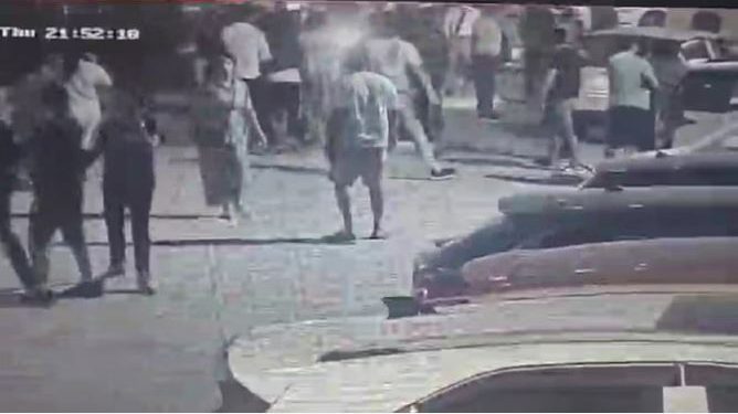 Greater Noida West: दबंगों ने सोसाइटी के युवक के साथ की मारपीट, घटना CCTV में हुई कैद