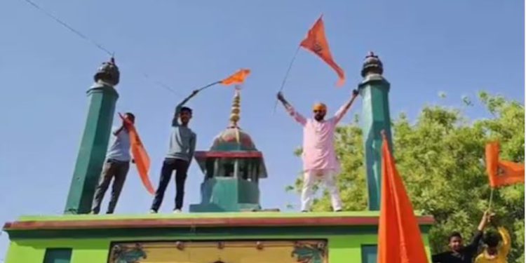 प्रयागराज में सालार गाजी की दरगाह पर भड़का बवाल, गुंबद पर फहराए भगवा झंडे; जानें क्या है मामला