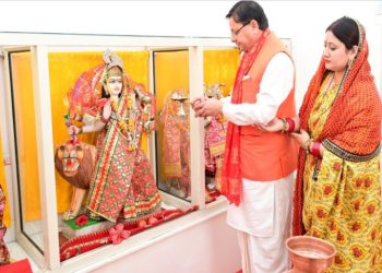 उत्तराखंड: घर-घर पूजी जा रहीं ‘देवियां’, सीएम धामी ने पत्नी संग किया कन्या पूजन