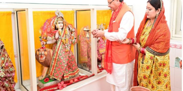 उत्तराखंड: घर-घर पूजी जा रहीं ‘देवियां’, सीएम धामी ने पत्नी संग किया कन्या पूजन