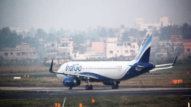 ‘मेरे बैग में बम है’… वाराणसी से बेंगलुरु जाने वाली फ्लाइट में फैलाई अफवाह, कैनेडियन पैसेंजर अरेस्ट