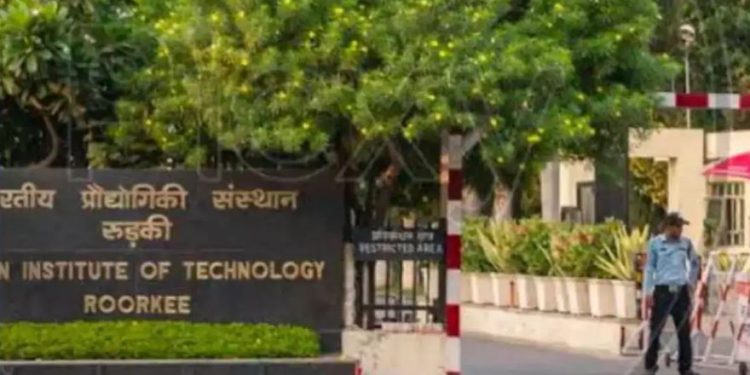 रुड़की पुलिस का होटल में छापा, नशे की हालत में मिले IIT के 50 से ज्यादा छात्र, बार और हॉल सील