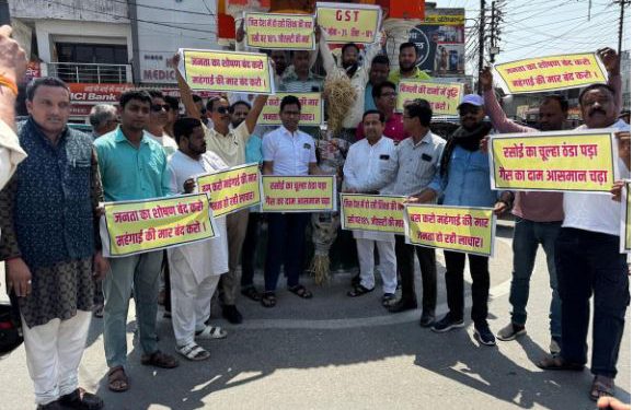 बढ़ती महंगाई के खिलाफ कांग्रेस का हल्ला बोल, केंद्र सरकार का फूंका पुतला