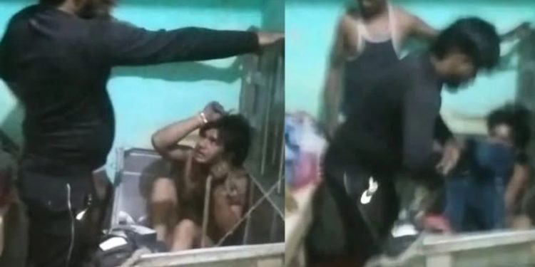 आगरा में संदूक से निकला महिला का प्रेमी, पति ने बरसाए लाठी-डंडे, उतर गया आशिकी का भूत!