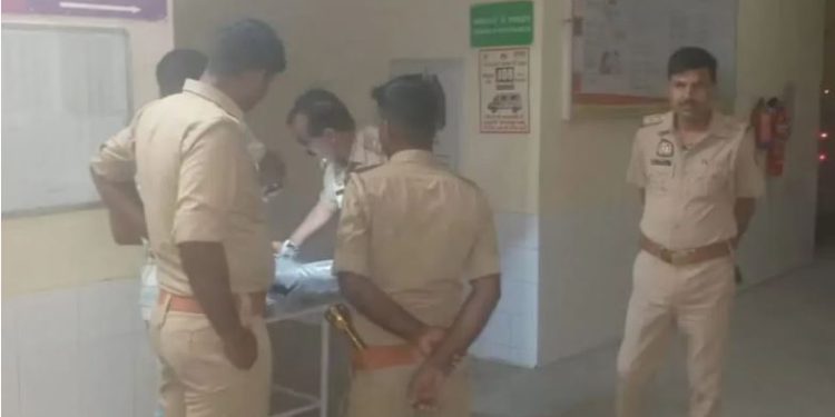 हाईवे किनारे झोपड़ी में सो रहे परिवार को ट्रेलर ने रौंदा, 3 बच्चों की मौत; SDM से लिपटकर रोया पिता