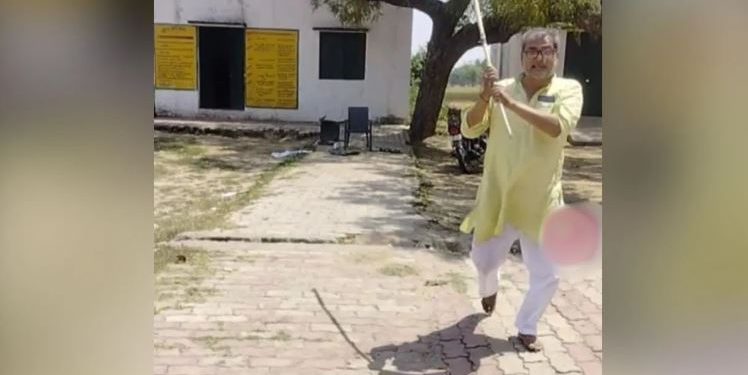 नशे में स्कूल पहुंचे मास्साब, महिला टीचर को डंडा लेकर दौड़ाया; वायरल हो रहा वीडियो