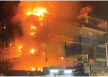 देहरादून में बारातियों की आतिशबाजी से होटल में लगी भीषण आग, जान बचाकर भागे बर्थडे मना रहे लोग