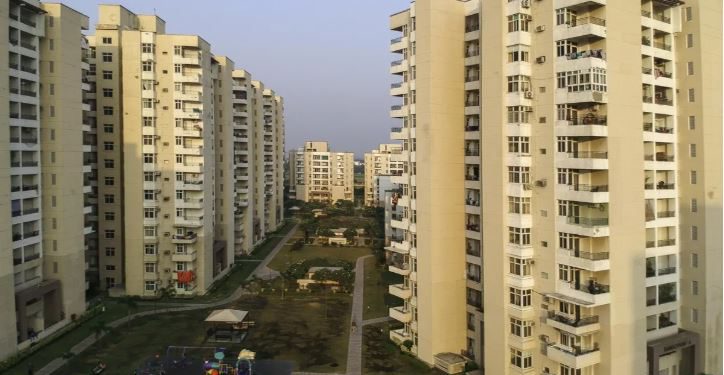 नोएडा में सैलरी मांगी तो भड़की मालकिन, सहेली के साथ घरेलू सहायिका को पीटा; गंभीर रूप से घायल