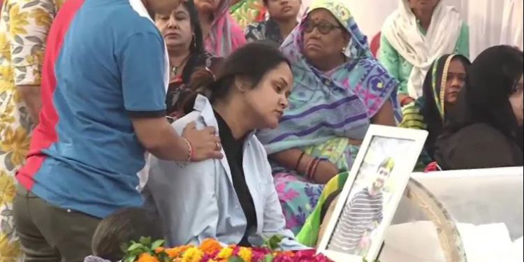 पति को मिले शहीद का दर्जा, पहलगाम हमले में मारे गए कानपुर के शुभम की पत्नी ने की मांग