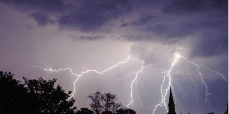 यूपी में आंधी-तूफान और बिजली का कहर… 22 लोगों की मौत, सरकार ने मुआवजे का किया ऐलान