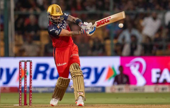 विराट कोहली ने रचा इतिहास, बाबर आजम को पीछे छोड़कर हासिल की खास उपलब्धि