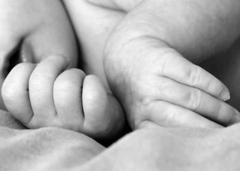 8 दिन के मासूम को दूध की बोतल के साथ रेलवे ट्रेक पर छोड़ा, गोद लेने अस्पताल पहुंच रहे लोग