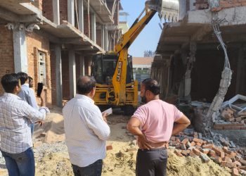 अच्छेजा गांव के अतिक्रमण पर चला ग्रेटर नोएडा प्राधिकरण का बुलडोजर