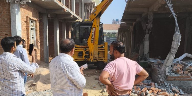 अच्छेजा गांव के अतिक्रमण पर चला ग्रेटर नोएडा प्राधिकरण का बुलडोजर