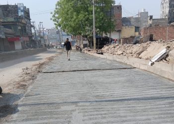 शाहबेरी में सड़क चौड़ा करने में बाधा बन रहे अवैध रैंप को ग्रेनो प्राधिकरण ने तोड़ा