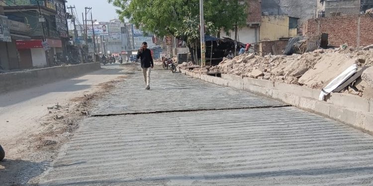 शाहबेरी में सड़क चौड़ा करने में बाधा बन रहे अवैध रैंप को ग्रेनो प्राधिकरण ने तोड़ा