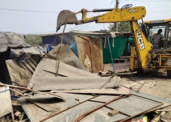 ग्रेटर नोएडा प्राधिकरण ने चुहड़पुर से अवैध खोखे हटाए