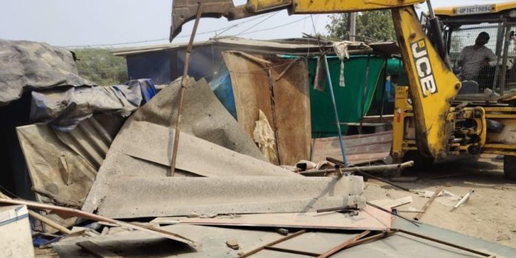 ग्रेटर नोएडा प्राधिकरण ने चुहड़पुर से अवैध खोखे हटाए