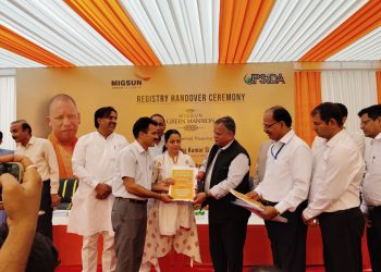 36 फ्लैट खरीदारों को मिला मालिकाना हक, विधायक और मुख्य सचिव ने खरीदारों को सौंपी चाबी