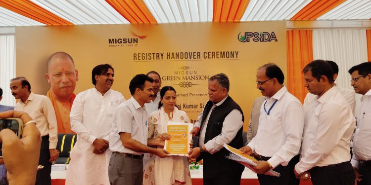 36 फ्लैट खरीदारों को मिला मालिकाना हक, विधायक और मुख्य सचिव ने खरीदारों को सौंपी चाबी