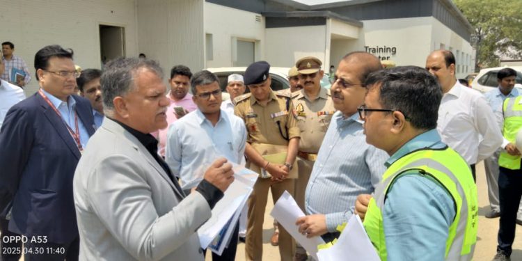 नोएडा इंटरनेशनल एयरपोर्ट निर्माण कार्य का मुख्य सचिव ने किया स्थलीय निरीक्षण, उड़ान की फाइनल डेट जल्द होगी घोषित