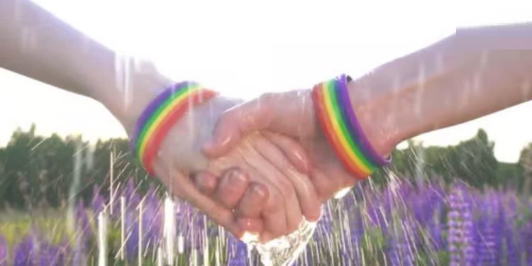 दो बच्चों की मां से समलैंगिक विवाह पर अड़ी युवती, भाई ने लगाया आरोप; हैरान कर देगा मामला