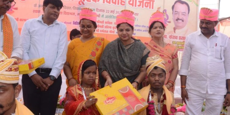 मुंबई से आया ढाई फीट का दूल्हा, तीन फीट की दुल्हन अपने साथ ले गया; सामूहिक विवाह में लिए सात फेरे