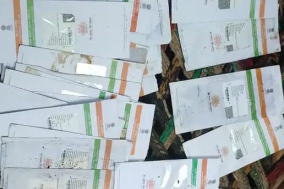 नाली में बहे सैकड़ों आधार कार्ड, इलाके में मचा हड़कंप, वजह जानकर रह जाएंगे दंग!