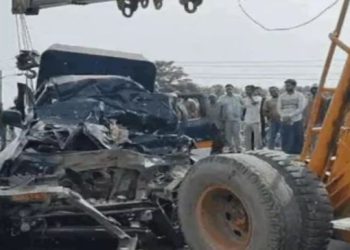 अलीगढ़ में खड़े ट्रक में घुसी पुलिस वैन; दरोगा समेत 4 पुलिसकर्मी और अभियुक्त की मौत