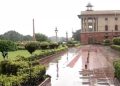नोएडा में झमाझम बारिश से मौसम हुआ सुहावना, ग्रेटर नोएडा में गिरे ओले
