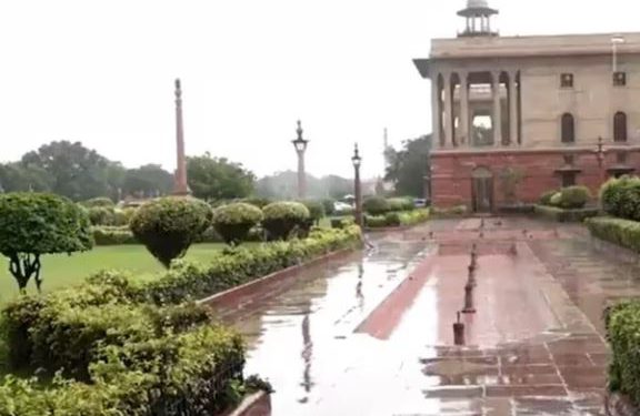 नोएडा में झमाझम बारिश से मौसम हुआ सुहावना, ग्रेटर नोएडा में गिरे ओले