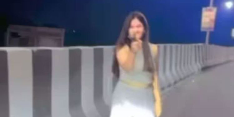 कौशांबी में हाईवे पर बीयर की बोतल फोड़ते युवती का वीडियो वायरल, दे रही थी बड़ी दुर्घटना को दावत