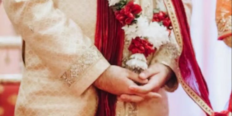 फिल्मी स्टाइल में मारी एंट्री, दूल्हे को मंडप से उठा ली गई प्रेमिका, बोली…प्यार मुझसे तो शादी किसी और से कैसे