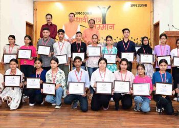 एम धामी ने किया सम्मानित, टैब और लैपटॉप पाकर खिले मेधावियों के चेहरे