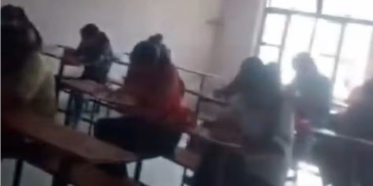आगरा: बीआर अंबेडकर कॉलेज में BA परीक्षा में खुलेआम चीटिंग, वीडियो वायरल होने के बाद हुआ एक्शन