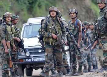जम्मू-कश्मीर के त्राल में सुरक्षाबलों ने 2 से 3 आतंकियों को घेरा, एनकाउंटर जारी